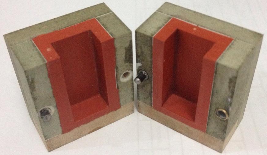 23 Figura 1: Vedamento da abertura do canal Para padronização da inclusão em resina cristal ortoftálica, foi elaborado e confeccionado um bloco de madeira, revestido internamente em silicone, com 2cm