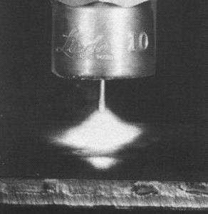diâmetro médio das gotas de metal líquido.