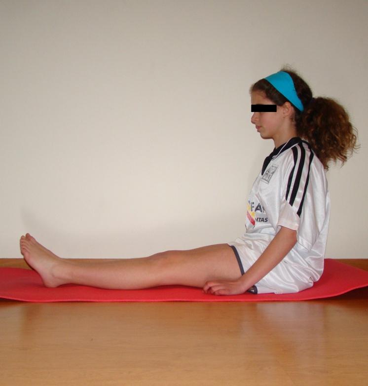 Anexo 11 A terceira e última postura efetuada inicia-se na posição de sentado com ligeira flexão dos joelhos, mantendo o alinhamento de toda a coluna vertebral e os membros superiores relaxadas ao