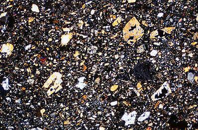 Os cristais ou grãos (fragmentos de rochas ou minerais) apresentam, na maioria das