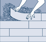 Se a parede for muito irregular, desenhe o contorno da parede "deslizando" uma peça cortada ao longo da parede na primeira fiada de réguas e corte-as pelo risco desenhado.