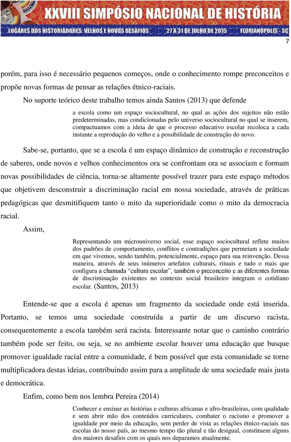 sociocultural no qual se inserem, compactuamos com a ideia de que o processo educativo escolar recoloca a cada instante a reprodução do velho e a possibilidade de construção do novo.