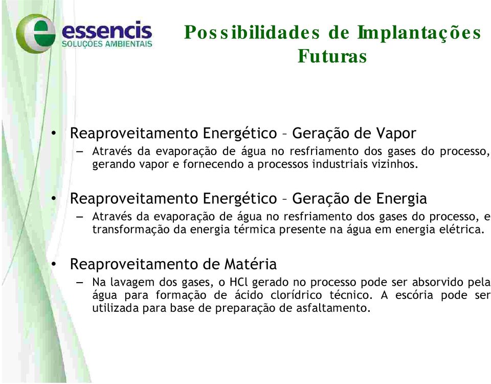 Através da evaporação de água no resfriamento dos gases do processo, e transformação da energia térmica presente na água em energia elétrica.