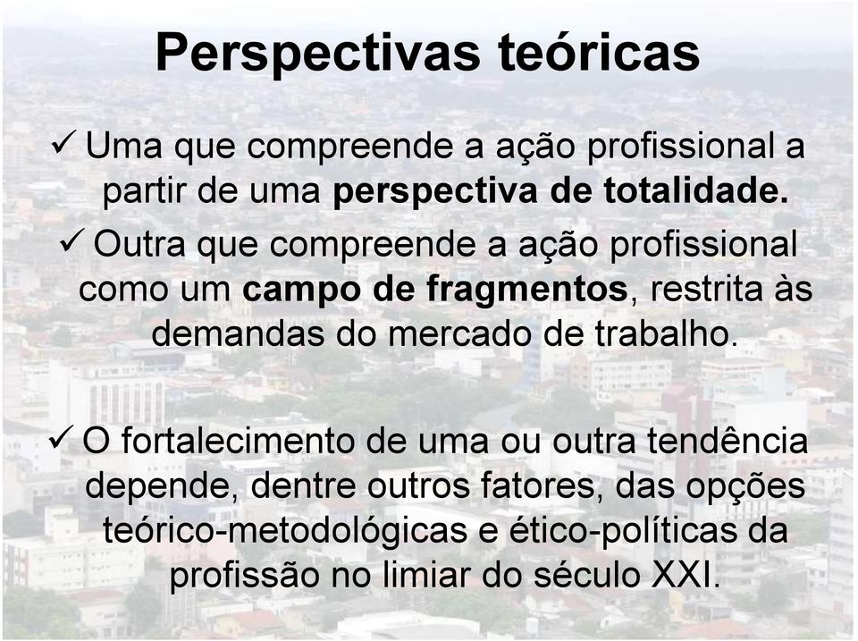 Outra que compreende a ação profissional como um campo de fragmentos, restrita às demandas do