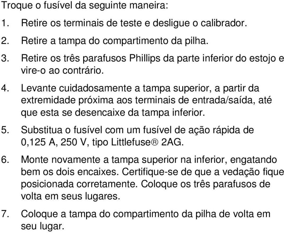 Levante cuidadosamente a tampa superior, a partir da extremidade próxima aos terminais de entrada/saída, até que esta se desencaixe da tampa inferior. 5.