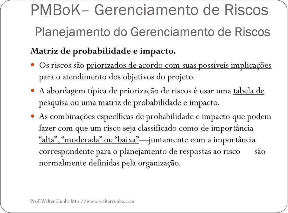 A abordagem típica de priorização de riscos é usar uma tabela de pesquisa ou uma matriz de probabilidade e impacto.