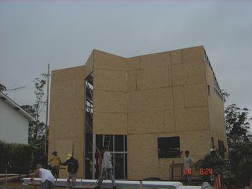 Fechamento externo das paredes com placas de madeira OSB ou cimentícia.