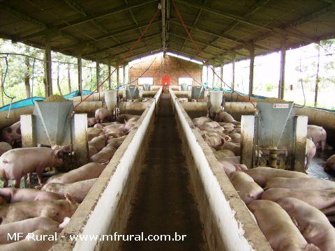 Deve ter elevada resistência térmica, alta refletividade, baixa transmissividade e baixa