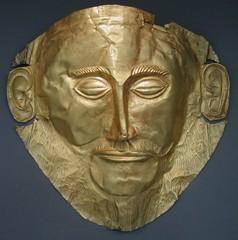 Máscara funerária de Agamêmnon, ouro Primorosos trabalhos em metal e outros materiais e a joalheria, que receberam grande influência da arte minóica, no tratamento formal e na técnica (se é que não