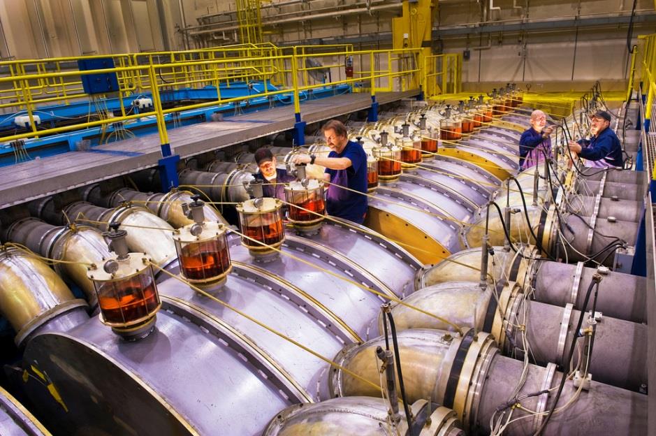 Máquina Z - Sandia National Laboratories (Novo México) A máquina Z é utilizada em experiências com fusão nuclear controlada, fazendo uso de um grande número de capacitores em paralelo para produzir