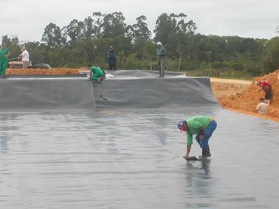 Aterros Sanitários Impermeabilização do Solo Atualmente, uso mantas de polietileno de alta densidade (PEAD), com espessura variando em torno de 2,0 (dois) milímetros.