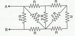 І) Nos líquidos e gases presentes no interior da árvore, a corrente elétrica e constituída pelo movimento de íons e elétrons.