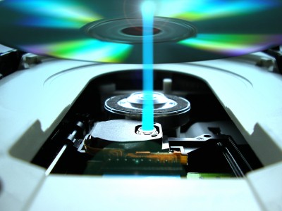 Nova tecnologia em mídia óptica Trabalha com laser azul-violeta mais fino do que em CDS e DVDS, o que representa uma maior