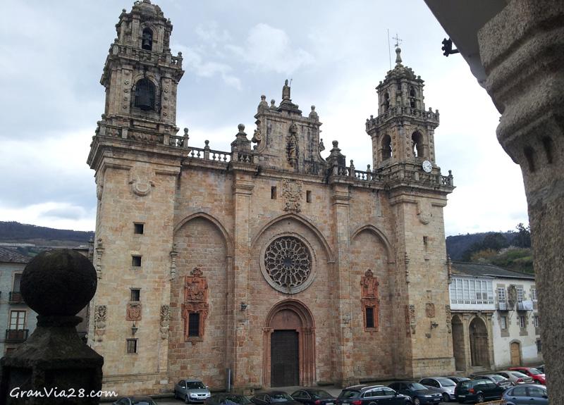 Os monumentos da Idade Media A ARTE GÓTICA Do mediado do século XII ao XIV nun novo estilo artístico, o gótico. As catedrais e as igrexas góticas eran moito máis luminosas cas románicas.