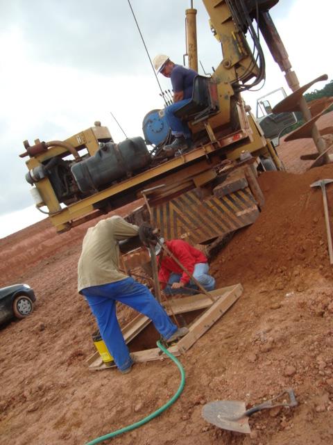 Foto Nº 13 Realização de escavação com a máquina e a seguir
