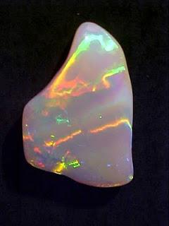 ineraloides Opala Entre os mineralóides encontram-se substâncias de interesse econômico e gemológico, como a obsidiana (que por ser um vidro e não um cristal não é um mineral), o azeviche