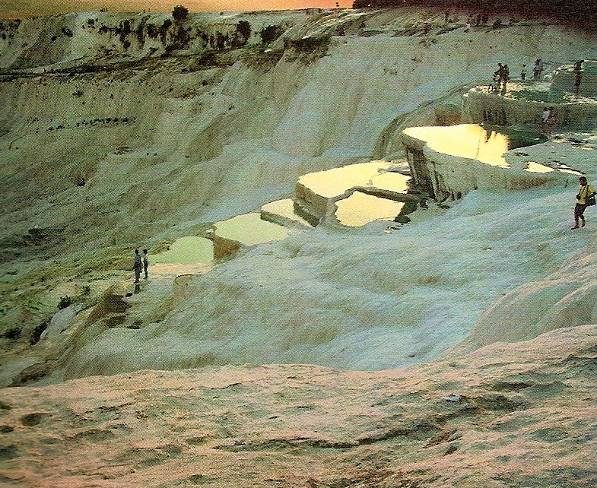 Terraços Travertinos (Pamukkale, Anatolia - Turquia) A água subterrânea com carbonato de