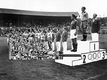 Em 1900 acontece a primeira Olimpíada onde o futebol é entra no calendário olímpico e foi o segundo esporte coletivo depois do