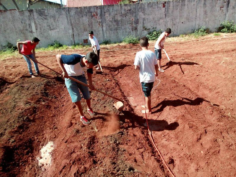 -Plantio das mudas: Cada turma iniciou o plantio de seu canteiro, escolhido o vegetal a ser plantado de forma democrática, após pesquisarem sobre os tipos de vegetais que poderiam ser plantados, onde