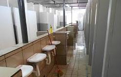 As instalações sanitárias devem: Ser mantidas em perfeito estado de conservação e higiene.