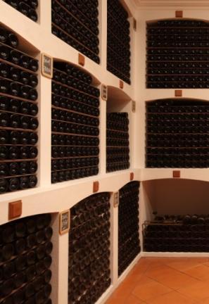 Descoberta do Vinho Disponibilizamos uma incomparável selecção de vinho do Porto Vintage e vinho do Porto envelhecido em madeira, proveniente das mais notáveis casas e quintas de vinho do Porto,