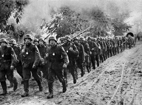 Primeira Fase: 1939-1941 Embora os franceses contassem com forças similares e apoio inglês, a Blitzkrieg (Guerra- Relâmpago) alemã foi um sucesso tático