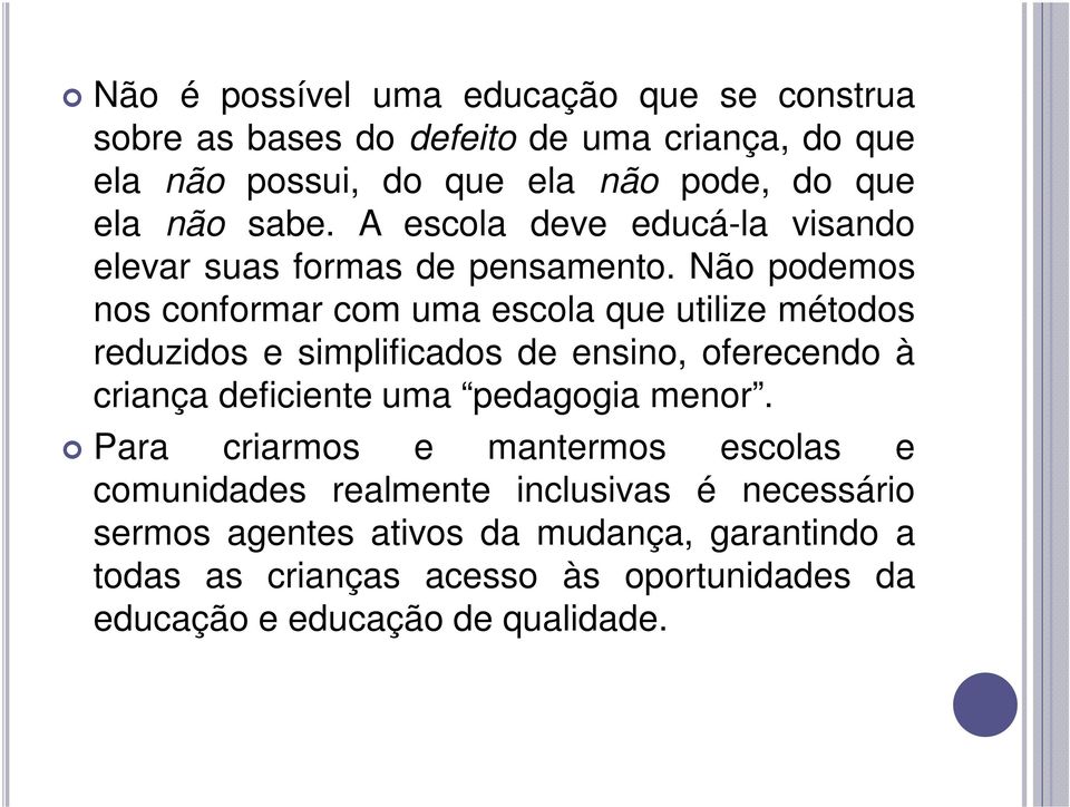 Não podemos nos conformar com uma escola que utilize métodos reduzidos e simplificados de ensino, oferecendo à criança deficiente uma pedagogia