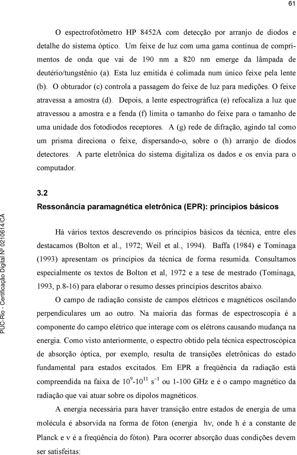 O obturador (c) controla a passagem do feixe de luz para medições. O feixe atravessa a amostra (d).