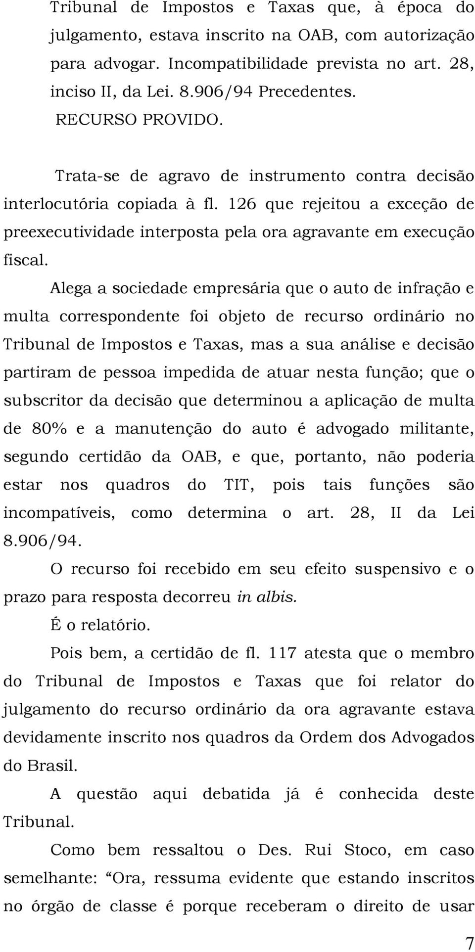 Alega a sociedade empresária que o auto de infração e multa correspondente foi objeto de recurso ordinário no Tribunal de Impostos e Taxas, mas a sua análise e decisão partiram de pessoa impedida de