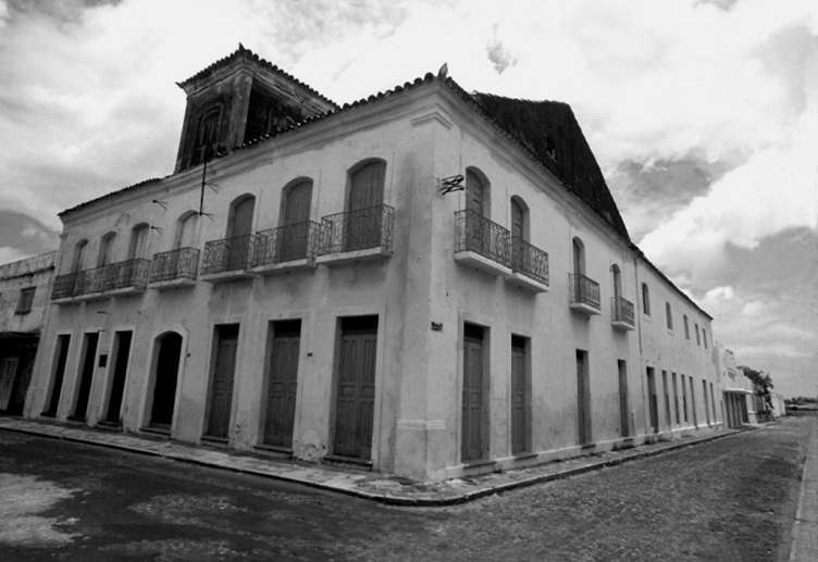 O Sobrado de Dona Auta é um edifício colonial de dois pavimentos, possuindo mirante, figurando entre os cinco sobrados construídos na então Vila de São João da Parnaíba, na segunda metade do Século
