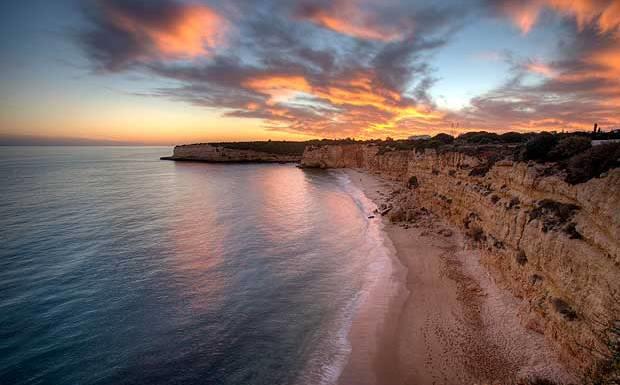 ALGARVE, NOVAS DINÂMICAS, NOVOS DESAFIOS Destino que recebeu durante várias décadas turistas com packages (operadores off-line) de 7 ou 14 noites que incluíam: Voo + transfer + alojamento + excursões