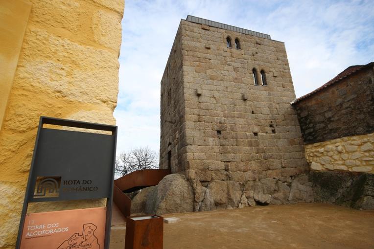 Pontos de Interesse: Esta Torre, datada da primeira metade do século XIV, também designada como Torre dos Mouros ou Torre Alta, acabou por adoptar o nome da família de que a tradição tem vindo a
