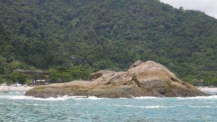 ILHA DE CAMBAQUARA Em frente à praia de Juqueí, a ilha de Cambaquara, com área de 0,5 ha, não oferece boas condições de desembarque e recebe apenas mergulhadores em seu entorno.