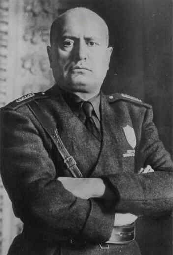 4) Ascenção nazi-fascista B) Itália Berço do Movimento Liderado por Benito Mussolini (1922) Cresce num