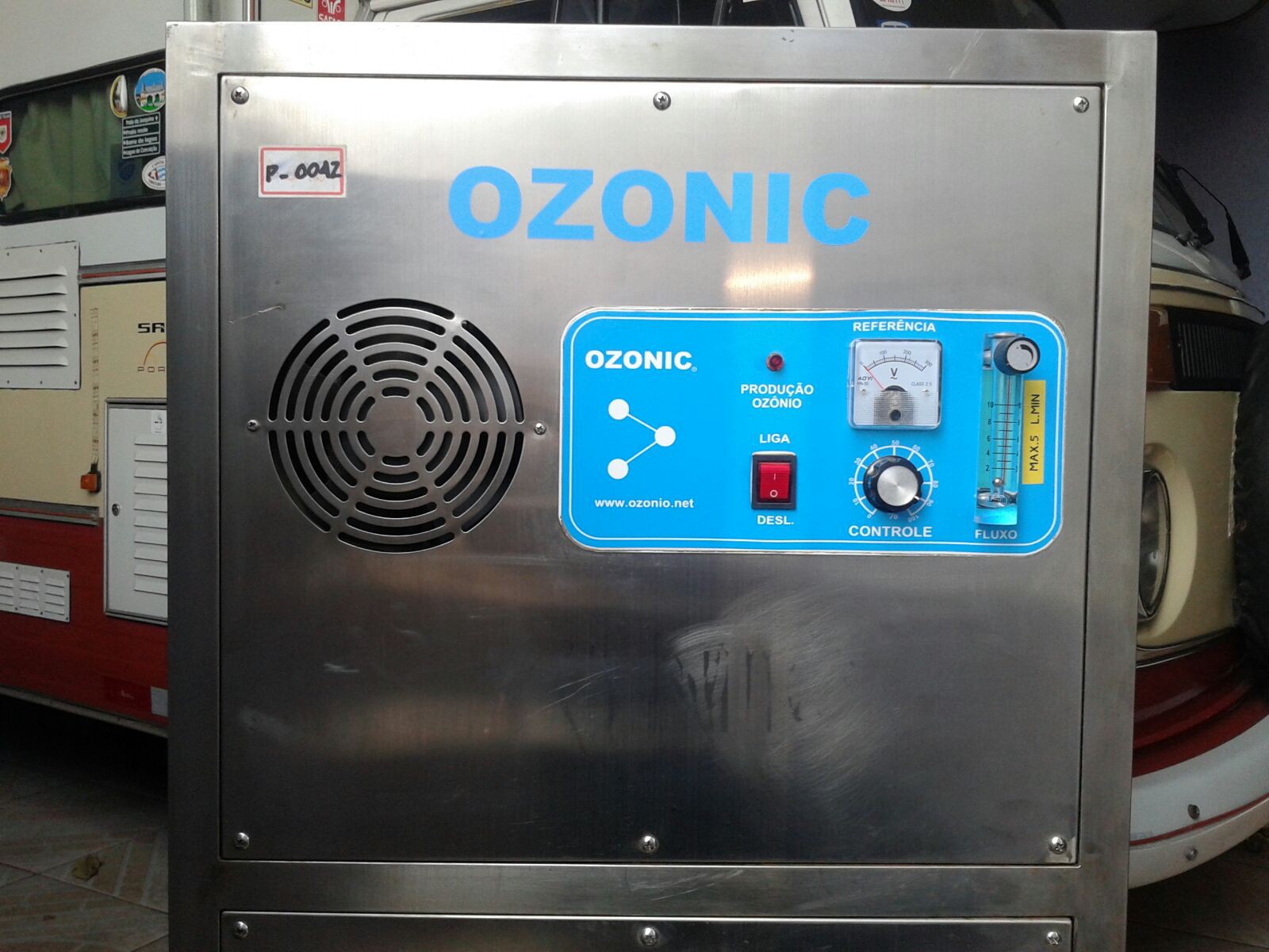 Cada painel de comando tem: botão de regulagem > 0 100% de potência de geração de Ozônio. A cada painel corresponde um total de 30g de Ozônio/hora.