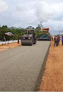 Concreto Compactado a Rolo (CCR) Características Baixa fluidez Baixo consumo de cimento Consistência Seca Aplicações Barragens Base para