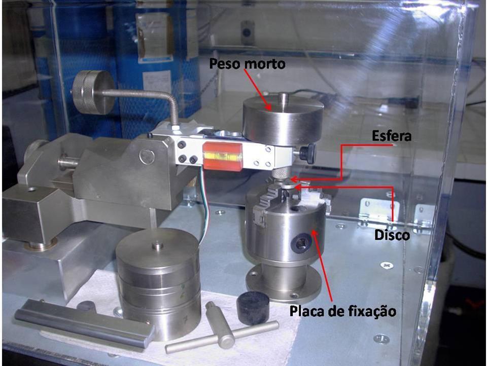 54 Fonte: produção do próprio autor. 3.3.3 Ensaio de Desgaste Para o ensaio de desgaste por deslizamento utilizou-se o tribômetro desenvolvido na UDESC (Figura 30).