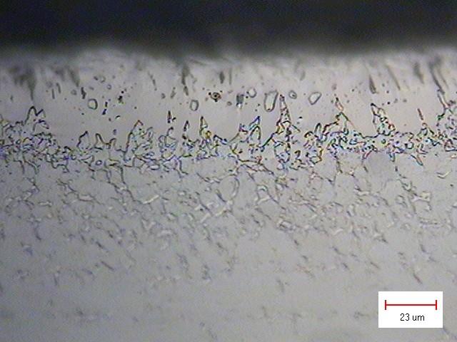 64 Figura 40 Micrografias por MEV para a condição de boretação com pó Ekabor seguida de têmpera e revenimento. Em (a) SE e em (b) BSE.