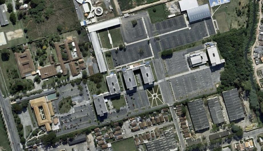 Figura 3 Foto aérea do Centro Universitário Autônomo do Brasil UniBrasil, destacando o bloco 2 Fonte: Google Earth (2015