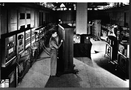 Os primeiros grandes (ENORMES) computadores Em 1937, Howard Aikem apresentou a idéia do computador MARK I para Thomas Watson, da IBM, que o construiu juntamente com a Marinha Americana.