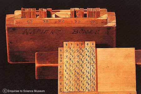 suan pan (chinês) soroban (japonês) O próximo grande marco na história já data de 1610/17, com os Napier s Bones*, que são tabelas móveis de multiplicação feitas de
