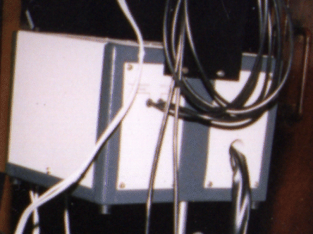 A figura 11 mostra os referidos cabos. Deslocamento tocha. Tracionador de arame. Fig. 11: traseira do cabeçote arco submerso. 4.4 Conexão dos teclados da fonte mestra e sistema de deslocamento.