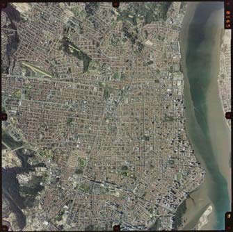 Fotografias aéreas Aula 2 Figura 2.8 - Redução de uma fotografia originalmente na escala 1:25.000 de 2003 abrangendo parte do município de Aracaju e Barra dos Coqueiros SE. 4.
