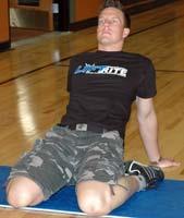 Alongamento de Quadríceps Glúteos: Deite-se no chão com o corpo estendido. Dobre uma perna e deslize o calcanhar em direção ao seu corpo. Segure o tornozelo com uma mão e seu joelho com a outra.