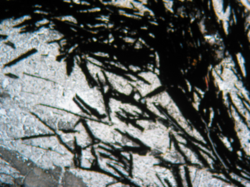 grf 0,25 mm Figura 4.10: Fotomicrografia de grafita gnaisse, mostrando palhetas lamelares de grafita (amostra FSD 04, São Domigos, luz transmitida, nicóis descruzados).
