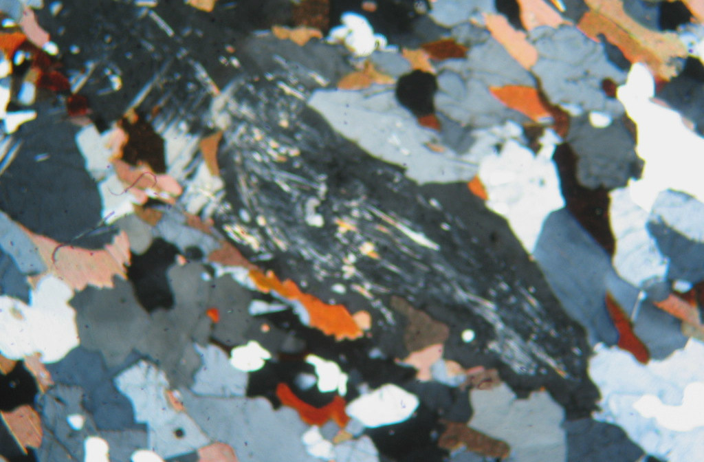Observam-se agregados e orientados, compostos por plagioclásio, quartzo, cordierita, granada e feldspato potássico, associados à biotita, fibrolita e grafita, os quais podem ocorrer intercrescidos.