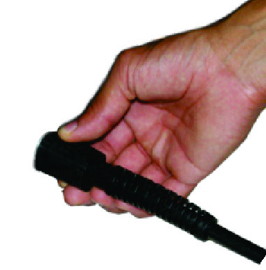9 10 Conecte a mangueira de alta pressão na pistola e com o auxílio de uma chave número 17 e rosqueie até travar. Conecte a mangueira de alimentação em sua rede de água.