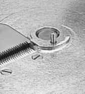 2) Posicionar o disco desejado : Posicionar a grelha macedónia na cuba do cortador de legumes. Verificar se o dente da grelha está encaixado correctamente no entalhe do bloco motor.