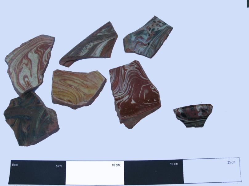807 JFM/06-22-3351 Fragmento de bordo e bojo de um prato típico das produções do norte de Itália (Pisa), do séc. XVI, mostrando as superfícies marmoriadas.