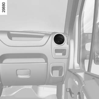 DIFUSORES DE AR, saídas de ar (2/2) 1 2 Para eliminar odores em seu veículo, utilize exclusivamente dispositivos concebidos para isso. Consulte uma Oficina Autorizada.
